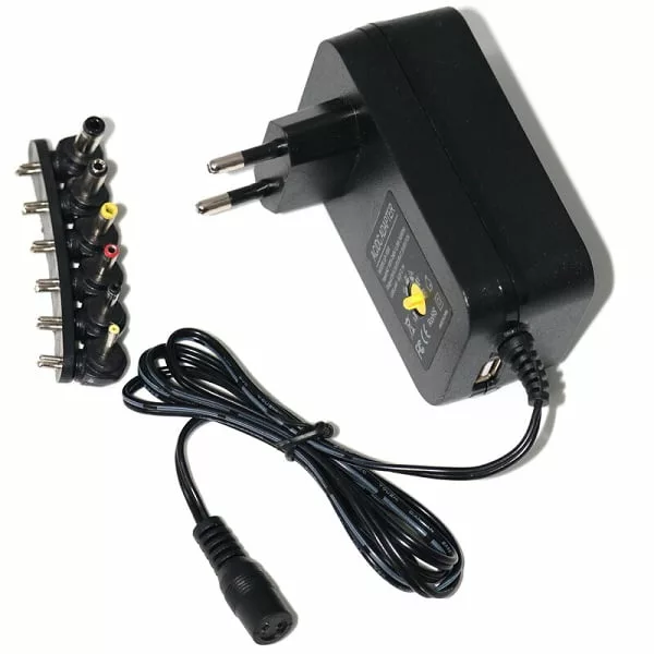 H39329c2cedb04ff2a7180c3523f172ee5 ADAPTATEUR UNIVERSEL AC/DC 1000mAh – Image 1